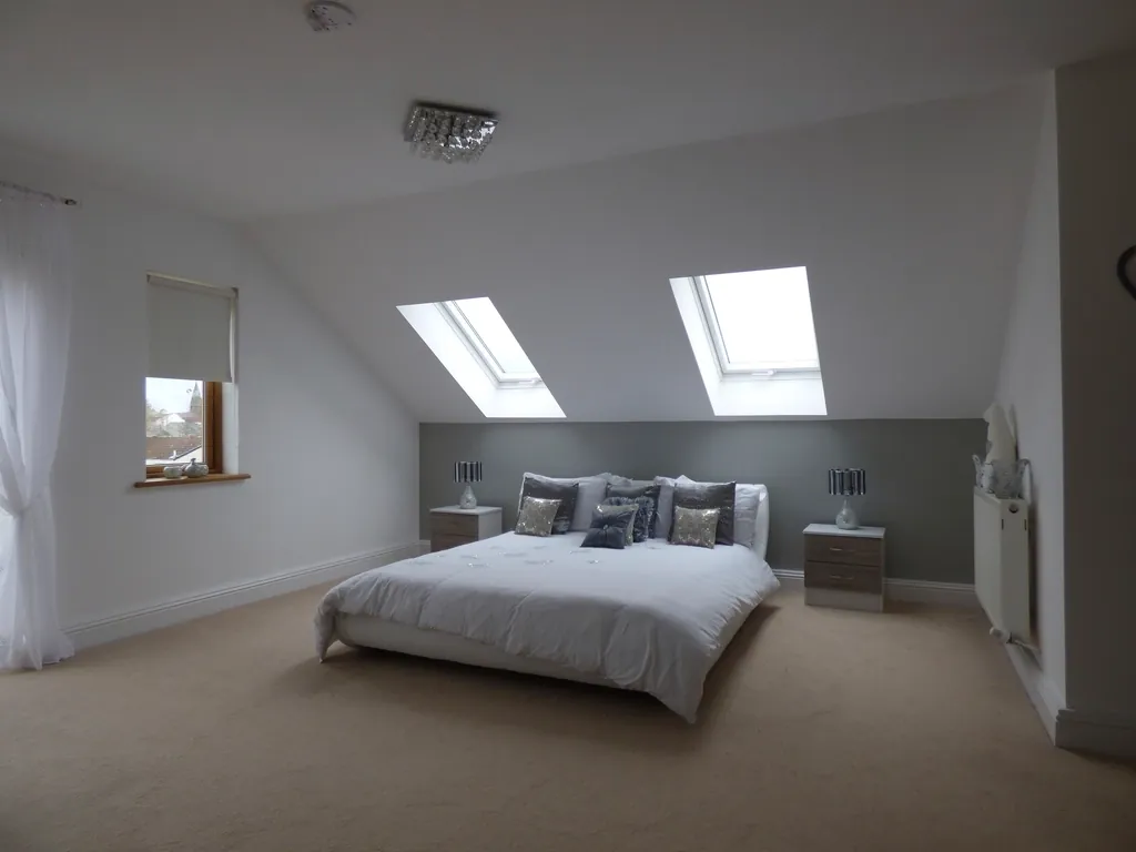 Dormitorio luminoso de una vivienda valorada